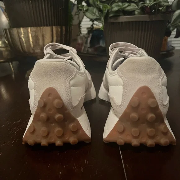 New Balance White and Black Athletic Shoes. Size 8 - Picture 4 of 7